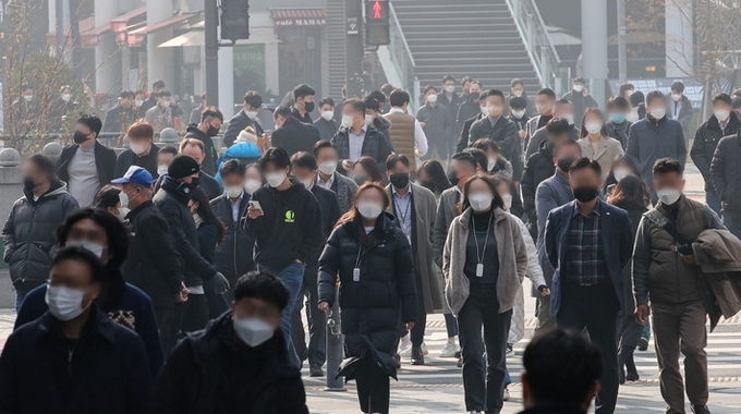  정부가 코로나19 확산을 막기 위해 거리두기 강화 대책을 발표한 16일 오후 서울 종로구 젊음의거리 인근에서 직장인들이 점심시간을 맞아 식사하러 이동하고 있다. 정부는 18일부터 16일간 사적모임 인원을 최대 4명까지 축소하고 유흥시설과 식당·카페는 오후 9시까지 영업시간을 제한하는 방역 강화조치를 시행한다고 밝혔다.