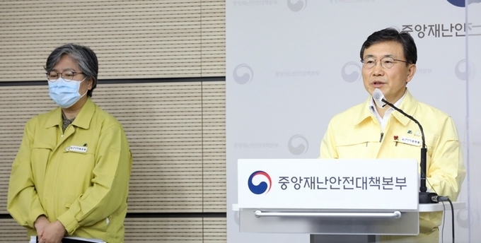  권덕철 중앙재난안전대책본부 1차장(보건복지부 장관)이 16일 오전 정부세종청사에서 전국 사적모임 인원 제한을 4인으로 축소하고 식당·카페 영업시간을 오후 9시까지로 제한하는 내용의 거리두기 강화안 등을 발표하고 있다.