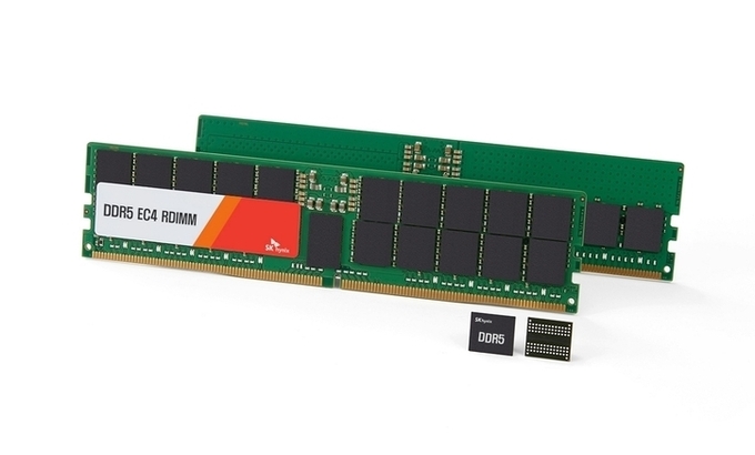  SK하이닉스가 업계 최초로 샘플 출하한 24Gb DDR5 D램과 96GB, 48GB D램 모듈