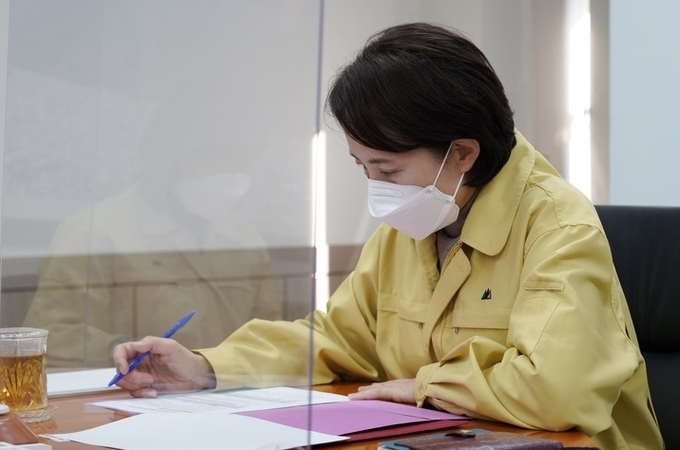  유은혜 부총리 겸 교육부 장관이 30일 정부서울청사에서 학생 및 교직원 감염예방, 새 학기 준비사항, 청소년 접종증명 및 음성확인 지원방안에 대해 정은경 질병관리청장과 영상회의를 하고 있다.