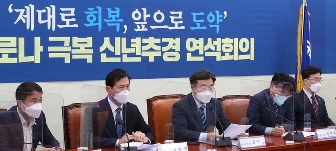  윤호중 더불어민주당 원내대표가 5일 서울 여의도 국회에서 열린 코로나19 극복 신년 추경 연석회의에서 발언하고 있다. 