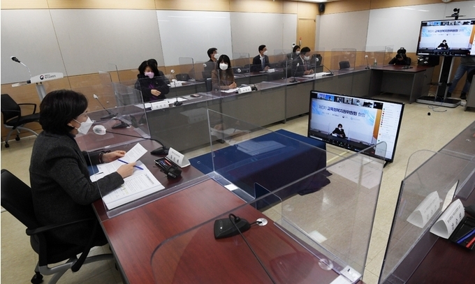  유은혜 사회부총리 겸 교육부 장관이 13일 서울 종로구 정부서울청사에서 영상으로 열린 제3차 교육회복지원위원회 회의에 참석해 인사말을 하고 있다. 