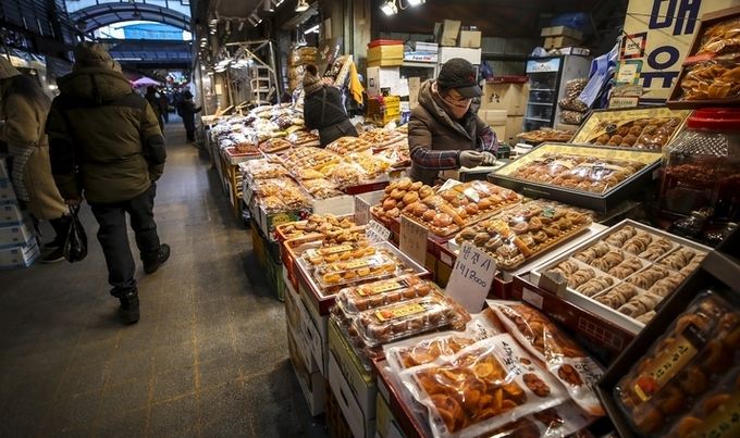  13일 오전 서울 동대문구 청량리종합시장을 찾은 시민들이 장을 보고 있다.