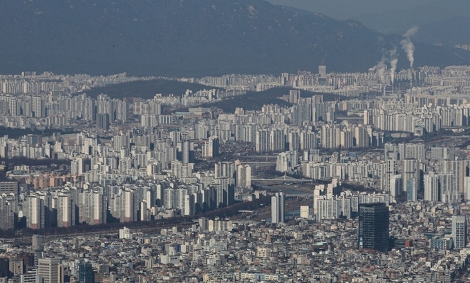  혼자 사는 1인 가구 10명 가운데 4명은 월셋집에 사는 것으로 나타났다. 통계청이 발표한 '2020 인구주택총조사, 가구·주택 특성 항목' 결과에 따르면 지난해 1인 가구는 6백64만 3천 가구로 전체 가구의 31.7%를 차지했다. 1인 가구 중 41.2%는 월세, 자가 거주 34.3%, 전세 거주 17.5% 순이였다. 사진은 26일 오후 서울 송파구 롯데월드타워 서울스카이에서 바라본 단독주택과 아파트 단지 모습.