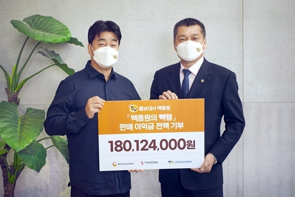 한돈자조금의 홍보대사 백종원은 ‘한돈 빽햄’의 판매 이익금 전액을 한돈농가와 저소득층을 위해 기부했다. (왼쪽부터 한돈 홍보대사 백종원 더본코리아 대표, 한돈자조금 손세희 위원장). ⓒ파이낸셜데일리 / 한돈자조금