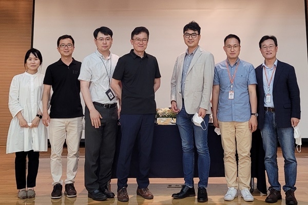지난 6월 펙수프라잔 미국 수출 기념식에서 펙수클루정 연구진들과 전승호 대표가 기념사진을 촬영하고 있다. 왼쪽부터 유지선님, 손정현님, 임권조 펙수파트장, 김지덕 항암·소화기신약팀장, 전승호 대표, 신정택님, 박준석 신약센터장. ⓒ 파이낸셜데일리 / 대웅제약