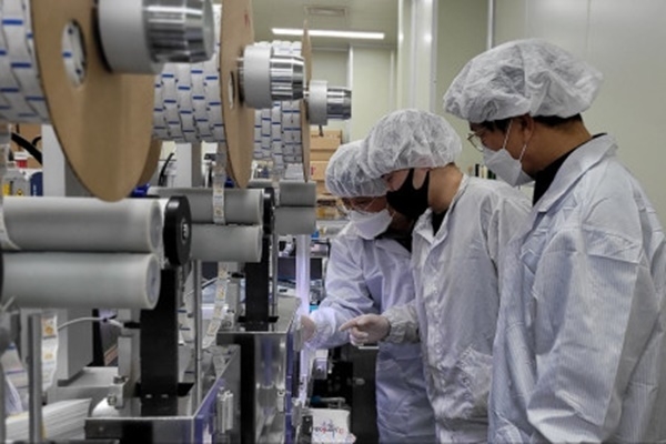 삼성전자 스마트공장 전문가와 젠바디 직원이 자가진단키트 조립 라인을 점검하고 있다. ⓒ 파이낸셜데일리 / 삼성전자