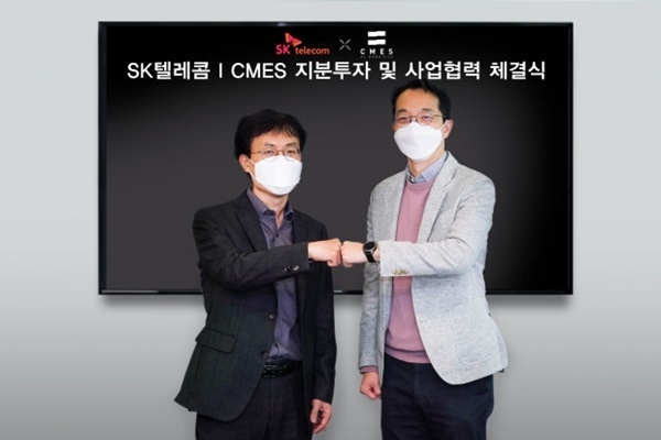 왼쪽부터 최낙훈 SKT 스마트팩토리 CO 담당과 씨메스 이성호 대표가 기념 촬영을 하고 있다. ⓒ 파이낸셜데일리 / SK텔레콤
