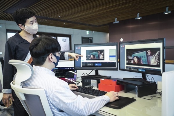 뉴 아이디 박준경 대표와 직원이 AI 기반 포스트 프로덕션 기술을 활용해 콘텐츠를 편집하고 있다. ⓒ 파이낸셜데일리 / SKT