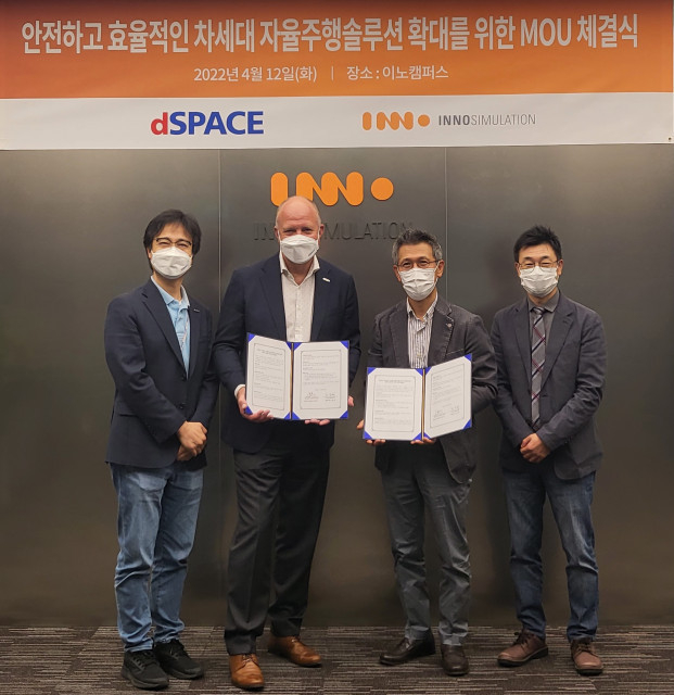 왼쪽부터 손태영 dSPACE 코리아 이사, 마틴 뵐러(Martin Wöhrle) dSPACE 코리아 대표, 조준희 이노시뮬레이션 대표, 변덕수 상무가 업무 협약(MOU)을 맺고 기념 촬영을 하고 있다. ⓒ 파이낸셜데일리 / 디스페이스코리아