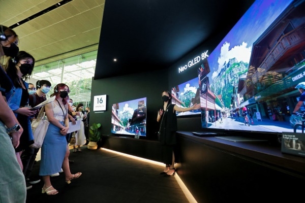 행사 참석자들이 ‘Neo QLED 8K’ 제품을 체험하고 있다. ⓒ 파이낸셜데일리 / 삼성전자