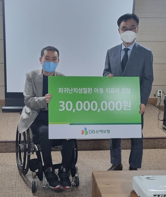 박성식 DB손해보험 고객상품전략실 부사장(오른쪽)과 김재학 한국희귀난치성질환 연합회장(왼쪽)이 기념촬영을 하고 있다. ⓒ 파이낸셜데일리 / DB손해보험