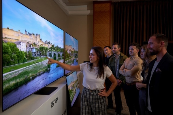 삼성전자 유럽 테크세미나에서 참석자들이 삼성전자의 2022년형 신제품 Neo QLED 8K를 살펴보고 있다. ⓒ 파이낸셜데일리 / 삼성전자
