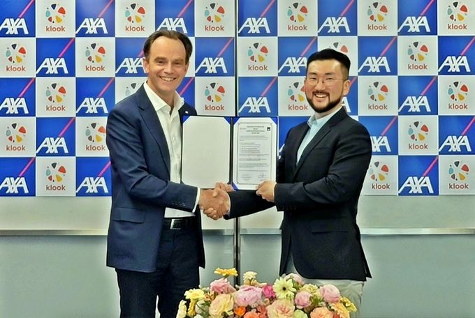AXA손해보험 기욤 미라보 대표이사(왼쪽)와 클룩(Klook) 이준호 한국지사장이 10일, 여행자보험 개발을 위한 MOU를 체결한 후 기념 촬영을 하고 있다.ⓒ 파이낸셜데일리 / AXA손해보험
