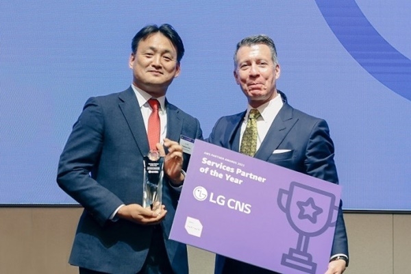 왼쪽부터 LG CNS 클라우드사업부장 김태훈 상무와 AWS 아시아태평양 및 일본 대표 필 데이비스(Phil Davis)가 기념 촬영을 하고 있다. ⓒ 파이낸셜데일리 / LG CNS