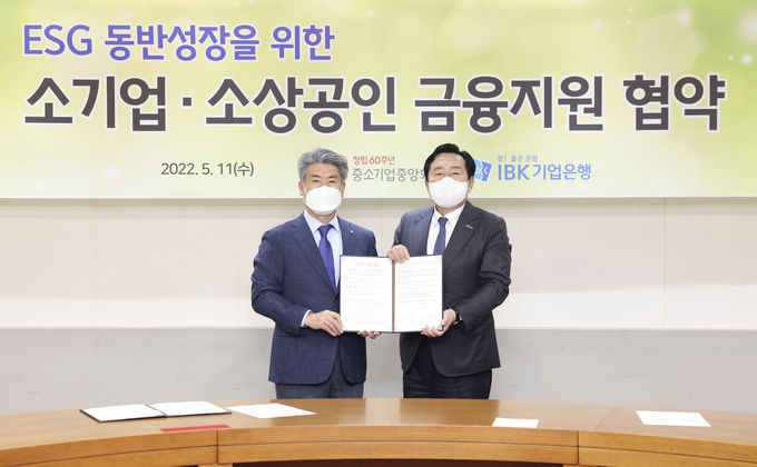 서울 여의도 중소기업중앙회에서 열린 ‘ESG 동반성장을 위한 소기업‧소상공인 금융지원 업무협약식’에서 윤종원 IBK기업은행장(왼쪽)과 김기문 중소기업중앙회 회장(오른쪽)이 협약식을 마치고 사진 촬영을 하고 있는 모습 ⓒ 파이낸셜데일리 / IBK기업은행