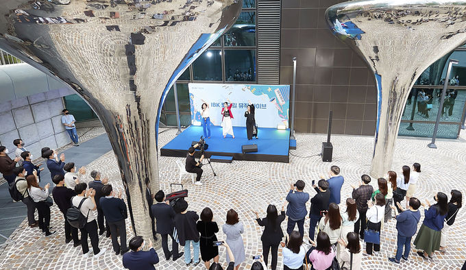 지난 12일 서울 을지로 기업은행 본점 옆 ‘선큰가든’에서 열린 ‘IBK퇴근길 뮤직 라이브’에서 뮤지컬 배우 김현숙 , 주아, 오기쁨이 ‘맘마미아 스페셜’ 공연을 진행하고 있는 모습 ⓒ 파이낸셜데일리 / IBK기업은행