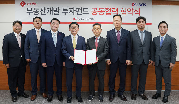 롯데건설 하석주 대표이사(왼쪽에서 네번째)와 케이클라비스 구재상 회장(왼쪽에서 다섯번째)이 부동산개발 투자펀드 업무 협약을 체결했다 ⓒ 파이낸셜데일리 / 롯데건설