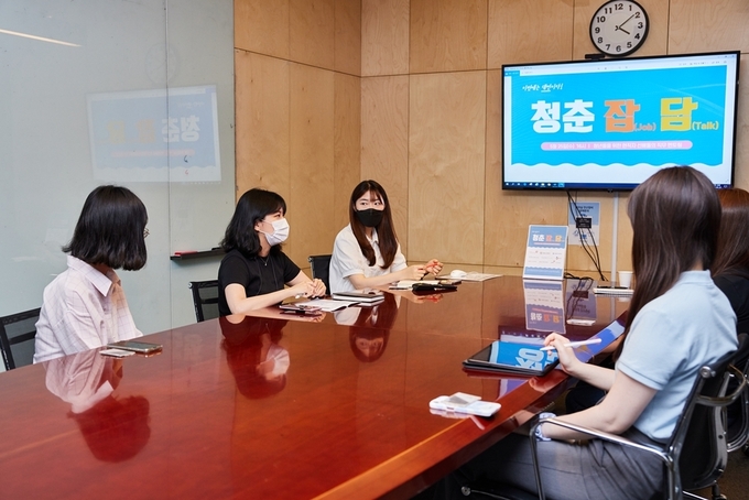 HDC현대산업개발 직원이 ‘청춘잡(job)담(talk)’ 프로그램에 참여한 청년들에게 직무 멘토링을 하고 있다. ⓒ 파이낸셜데일리 / HDC현대산업개발