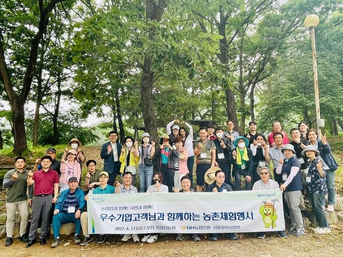 NH농협은행 강태영 서울강북사업본부장(사진 윗줄 왼쪽 네번째)과 지점장 및 우수기업고객들이 17일 포천시 창수면 오가리 소재 산딸s기 농가를 방문해 산딸기수확과 농가 일대 자연 정화 활동 등 일손돕기에 구슬땀을 흘렸다. ⓒ 파이낸셜데일리 / NH농협은행