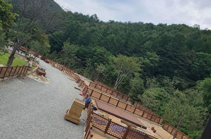 오는 23일 개장을 앞두고 마무리 공사가 진행되고 있는 홍천 '그자리야영장 반려견캠프' . 