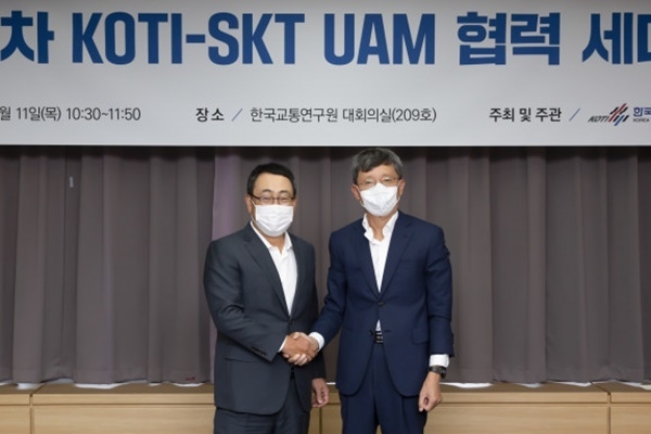 왼쪽부터 유영상 SKT CEO와 오재학 한국교통연구원장이 협력 세미나에서 기념 촬영을 하고 있다. ⓒ 파이낸셜데일리 / SK텔레콤