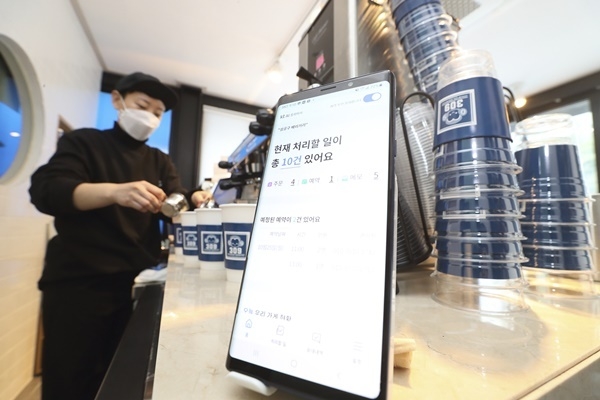 서울시 성동구의 한 베이커리에서 KT AI 통화비서가 고객의 요청사항을 받고 있다. ⓒ 파이낸셜데일리 / KT
