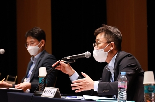 <strong>권대영 금융위원회 금융정책국장이 18일 서울 대한상공회의소에서 열린 새출발기금 금융권 설명회에서 발언하고 있다. </strong> [사진=금융위원회