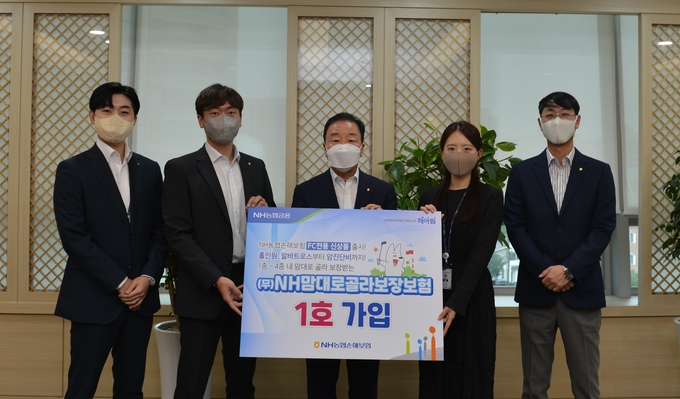NH농협손해보험(대표이사 최문섭)은 고객 니즈에 맞도록 플랜을 심플하게 구성한 FC채널 전용 신상품 「(무)NH맘대로골라보장보험」을 출시했다고 1일 밝혔다. 최문섭 대표이사(사진 왼쪽 세 번째)가 1호 가입 기념촬영을 하고 있다. ⓒ 파이낸셜데일리 / NH농협손해보험