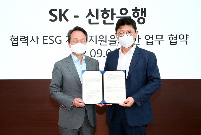 SK서린빌딩에서 ‘ESG 협력에 관한 업무협약’을 체결하고 신한은행 진옥동 은행장(왼쪽)과 SK 수펙스추구협의회 SV위원회 이형희 위원장이 기념사진을 촬영하고 있는 모습 ⓒ 파이낸셜데일리 / 신한은행