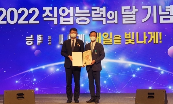 기념 촬영을 하고 있는 제일전기공업 김용규 부사장(사진 오른쪽)과 권기섭 고용노동부 차관. ⓒ 파이낸셜데일리 / 제일전기공업