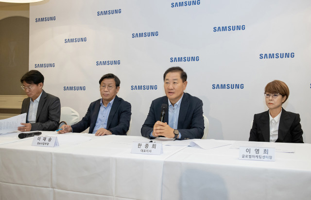 왼쪽부터 삼성전자 영상디스플레이사업부 전략마케팅팀장 성일경 부사장, 삼성전자 생활가전사업부장 이재승 사장, 삼성전자 DX부문장 한종희 부회장, 삼성전자 글로벌마케팅센터장 이영희 부사장이 기자간담회에서 ‘스마트싱스 대중화 원년’을 선언했다. ⓒ 파이낸셜데일리 / 삼성전자