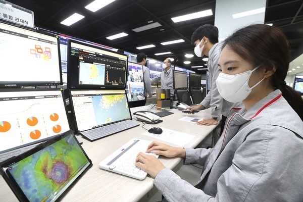 KT 네트워크 전문가가 5일 KT 과천 관제센터에서 태풍 상황에 따른 대응 계획을 수립해 지역의 특별 상황실로 전파하고 있다. ⓒ 파이낸셜데일리 / KT