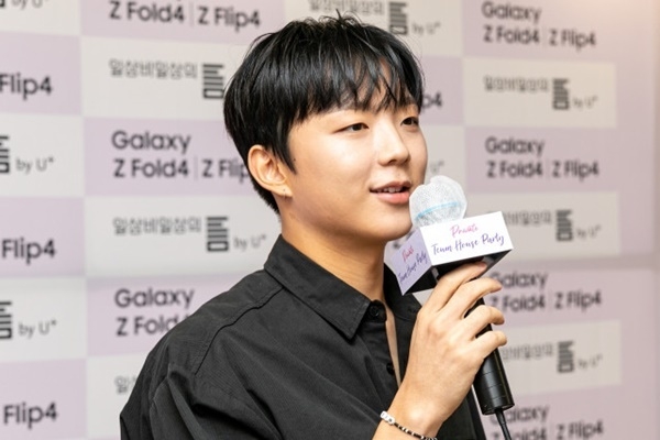 LG유플러스 일상비일상의틈 ‘프라이빗 틈 하우스 파티’ 행사에 참석한 LG유플러스 광고 모델 래퍼 래원. ⓒ 파이낸셜데일리 / LG유플러스