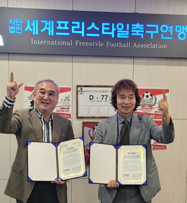 이종국 미쉘원홀딩스 대표(왼쪽)와 우희용 사단법인 세계프리스타일축구연맹 총재는 지난 7일 한국에서 개최되는 제1회 프리스타일축구 월드챔피언쉽 캐릭터(마스코트)로 미카엘NFT ‘페럿’을 사용하기로 업무협약을 체결했다.