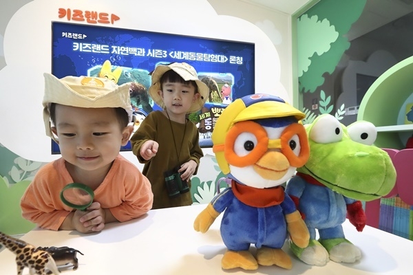 KT모델들이 키즈랜드 자연백과 : 세계 동물 탐험대를 소개하는 모습. ⓒ 파이낸셜데일리 / KT