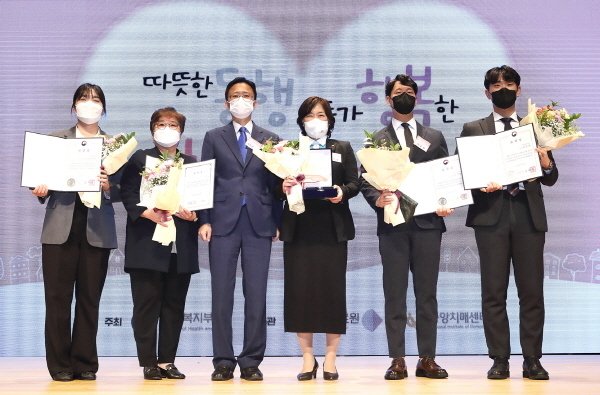 제15회 치매극복의날 기념식에 참석한 최종균 보건복지부 인구정책실장(좌측에서 세 번째)과 KT ESG경영추진실 장윤형 차장(좌측에서 네 번째)등 관계자들이 기념 사진을 찍는 모습 ⓒ 파이낸셜데일리 / KT