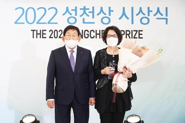 이종호 중외학술복지재단 이사장(JW그룹 명예회장)과 수상자인 최영아 서울시립서북병원 진료협력센터장이 기념촬영을 하고 있다. ⓒ 파이낸셜데일리 / JW그룹