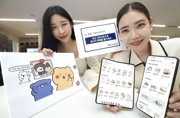 KT 모델이 채팅플러스 이모티콘 스토어에 접속해 최신 이모티콘을 내려받고 있는 모습. ⓒ 파이낸셜데일리 / KT