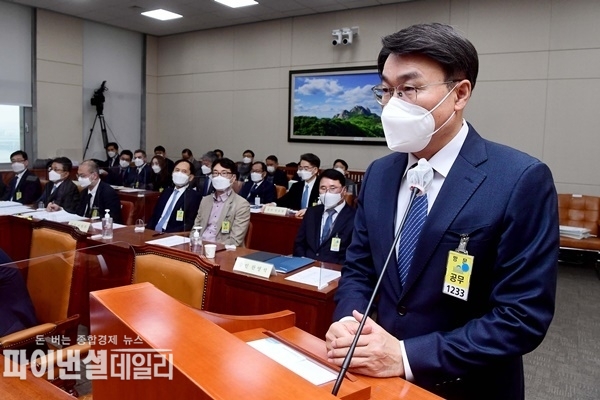  최정우 포스코 회장이 22일 서울 여의도 국회에서 열린 환경노동위원회 산업재해관련 청문회에서 의원의 질의에 답하고 있다. ⓒ 파이낸셜데일리 / 공동취재사진