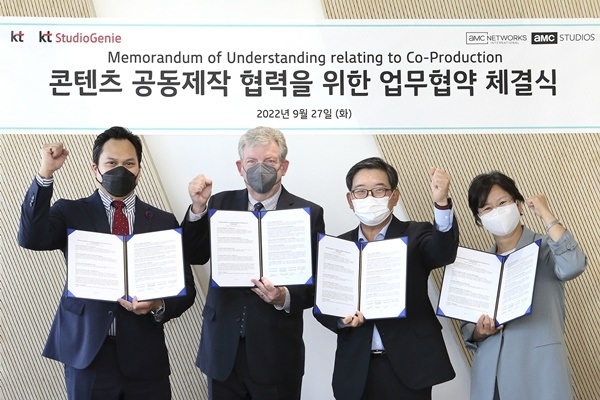 (왼쪽부터) AMC네트웍스 글로벌 제작 총괄 노엘 만자노, AMC네트웍스 해롤드 그로넨탈 부사장, KT 미디어플랫폼사업본부장 김훈배 전무, KT스튜디오지니 김철연 대표가 업무협약 체결 후 기념사진을 찍는 모습. ⓒ 파이낸셜데일리 / KT