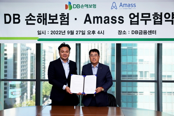 27일 DB금융센터에서 어메스 박원재 대표(왼쪽)와 DB손해보험 이범욱 부사장(오른쪽)이 업무협약을 맺고 기념촬영을 하고있다. ⓒ 파이낸셜데일리 / DB손해보험