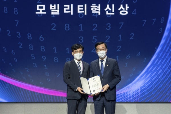 왼쪽부터 신용식 SKT 커넥트인프라CO담당과 어명소 국토교통부 제2차관이 기념 촬영을 하고 있다. ⓒ 파이낸셜데일리 / SK텔레콤