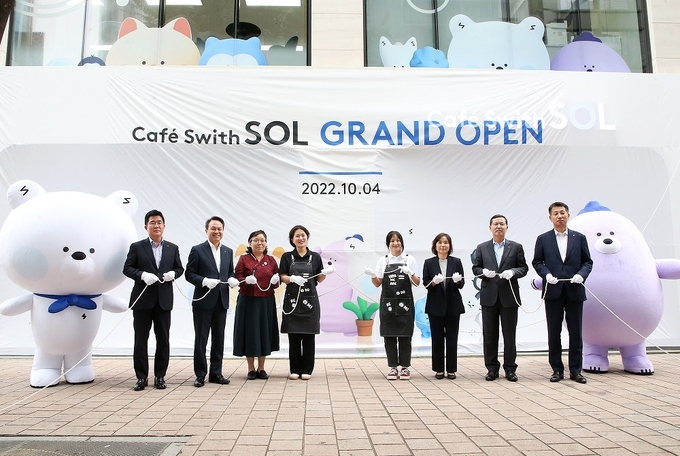 ‘카페스윗 쏠(Café Swith SOL)’ 오픈 행사에서 신한은행 진옥동 은행장(왼쪽 두번째), 사회협동조합 스윗 이정자 이사(왼쪽 세번째), 청음복지관 김명희 사무국장(오른쪽 세번째), 신한카드 임영진 사장(오른쪽 두번째), 신한투자증권 이영창 사장(왼쪽 첫번째), 신한투자증권 김상태 사장(오른쪽 첫번째)이 제막식 촬영하는 모습. ⓒ 파이낸셜데일리 / 신한은행