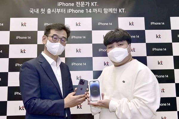 1호 개통 고객 유호영씨(오른쪽)가 KT Device 사업본부장 김병균 상무와 기념 촬영을 하고 있는 모습. ⓒ 파이낸셜데일리 / KT