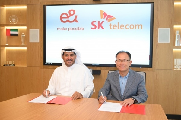 왼쪽부터 칼리파 알 샴시(Khalifa Al Shamsi) 이앤 라이프(e& life) CEO와 하민용 SKT 최고사업개발책임자(CDO)가 협약식에서 기념 촬영을 하고 있다. ⓒ 파이낸셜데일리 / SKT