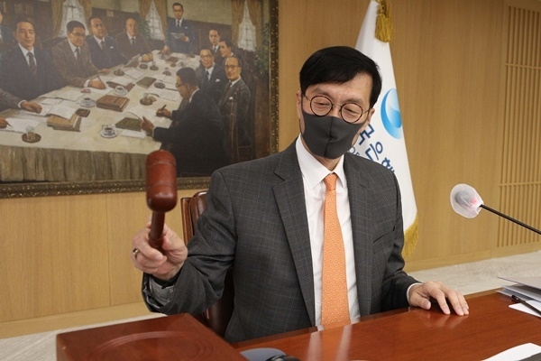 이창용 한국은행 총재가 12일 오전 서울 중구 한국은행에서 열린 금융통화위원회 정기회의에 참석해 의사봉을 두드리고 있다. ⓒ 파이낸셜데일리 / 뉴시스(사진공동취재단)