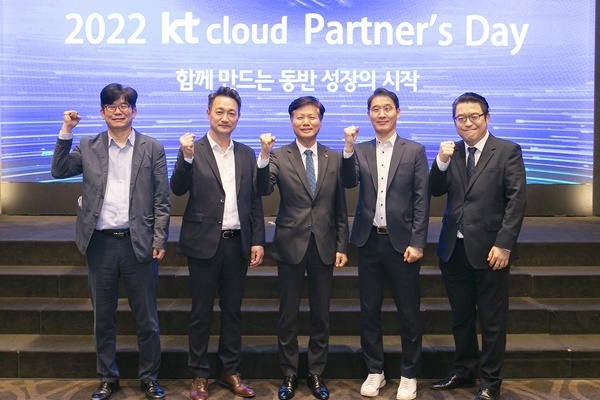 (왼쪽부터)kt cloud 상품전략P-TF 김종 상무, Cloud고객담당 김주성 상무, 윤동식 대표, 콘텐츠브릿지 임종민 이사, 웰데이타시스템 임수진 상무. ⓒ 파이낸셜데일리 / kt cloud