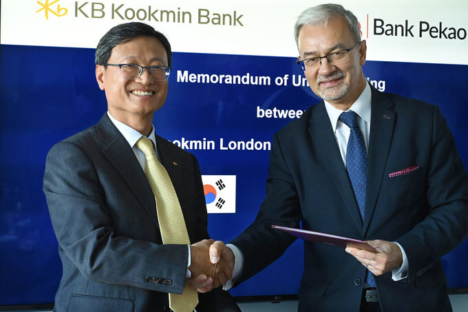 6일 폴란드 바르샤바에 위치한 페카오은행(Bank Pekao) 본점에서 개최된 업무협약식에서 (왼쪽)전채옥 KB국민은행 런던지점장과 (오른쪽) Jerzy Kwieciński 페카오은행 기업금융 및 투자/자본시장 그룹 부행장이 기념촬영을 하고 있다. ⓒ 파이낸셜데일리 / KB국민은행