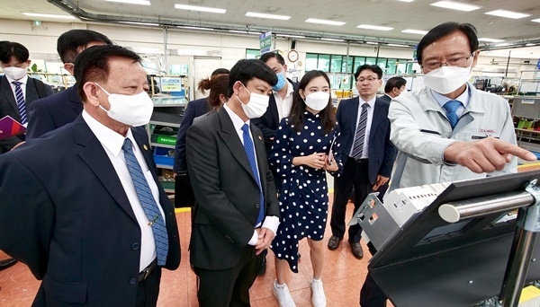 제일전기공업 김용규 부사장(앞줄 오른쪽 첫번째)의 설명을 듣고 있는 베카멕스 응우옌 반 훙 회장(앞줄 왼쪽 첫번째)과 빈즈엉성 보 반 민 성장(앞줄 가운데). ⓒ 파이낸셜데일리 / 제일전기공업